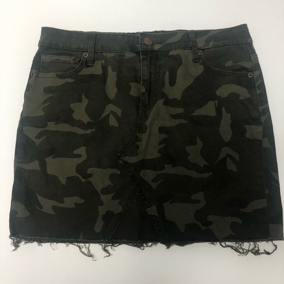 Altar’d State camouflage raw hem mini skirt. - Picture 3 of 10